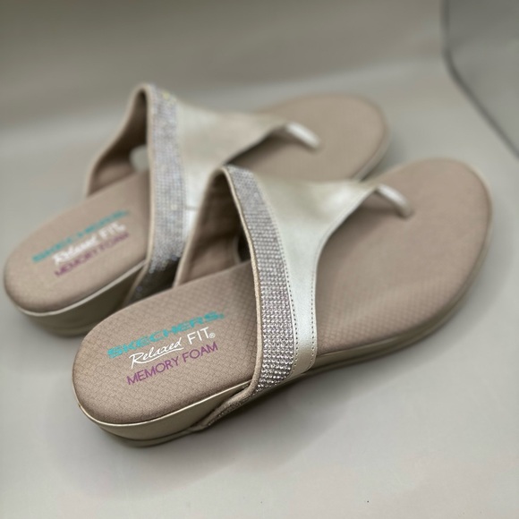 Skechers Women's Palm Springs Windsor Flip Flop. Color: Champagne. Size 9 - Picture 7 of 9